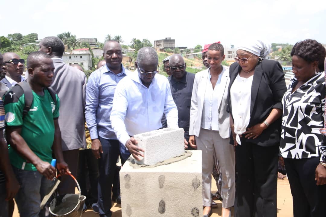 Yopougon : le maire Bictogo pose la première pierre du centre de santé de Bouguinisso