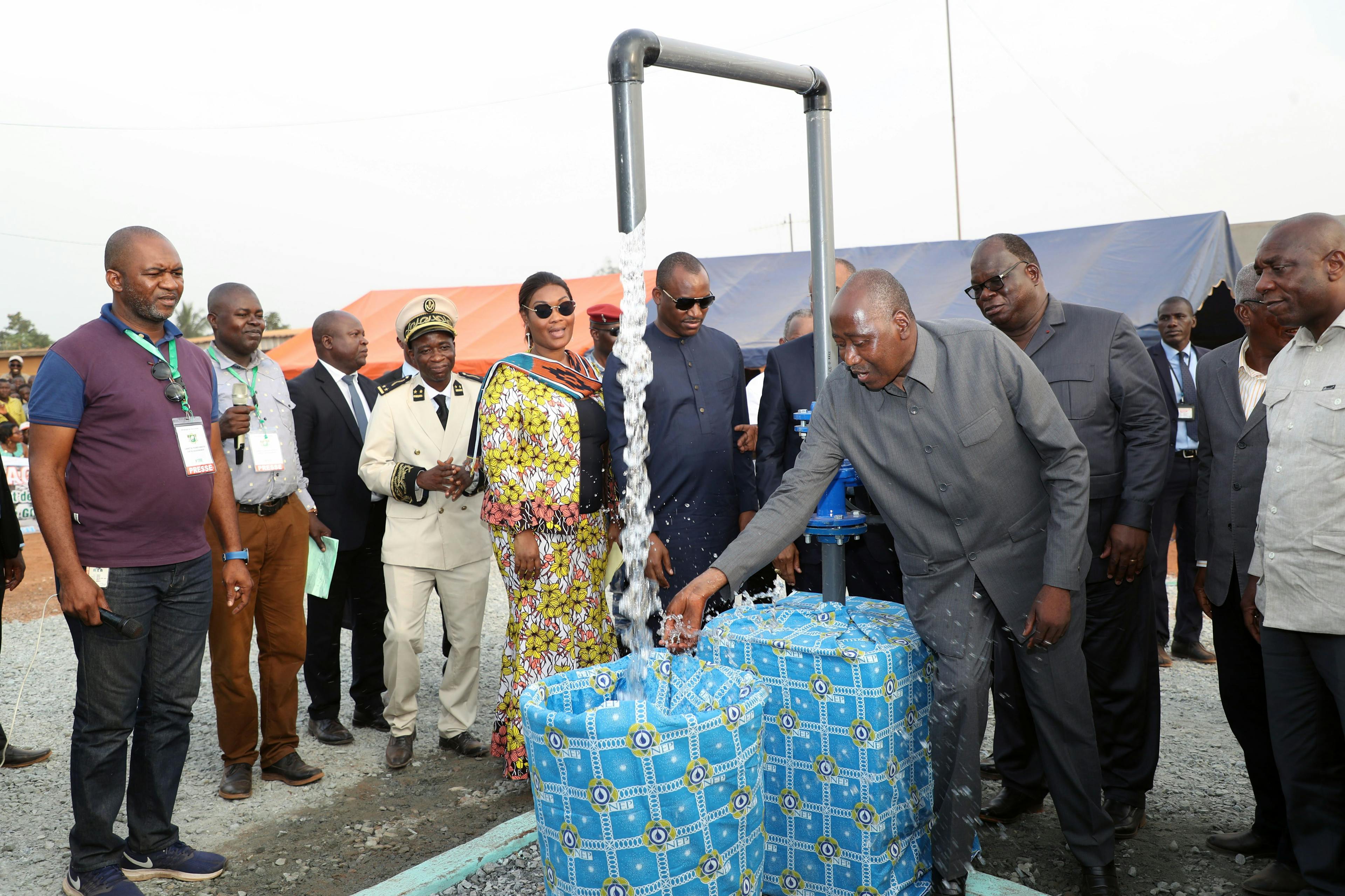 Eau potable : le Premier Ministre Amadou Gon Coulibaly met en service le château d’eau de Dondi pour desservir plusieurs villages