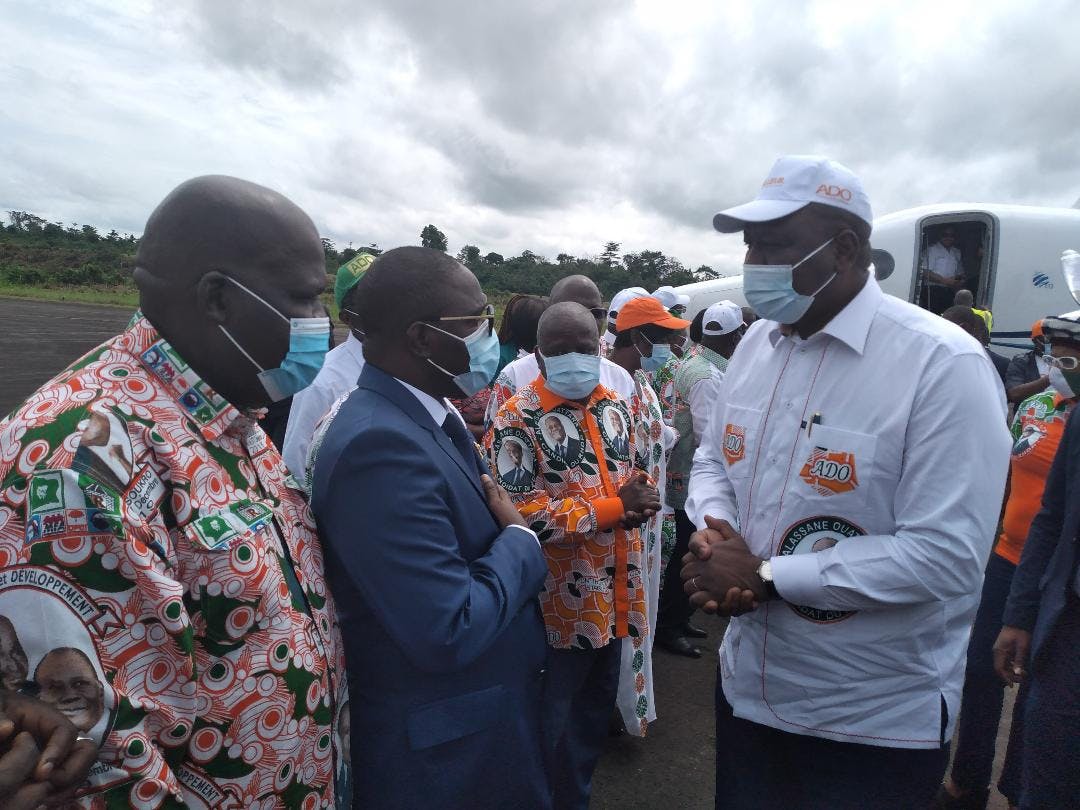 Ouattara en campagne à Man : le député Oula Privat et les personnes sans masque loin du candidat (Côte d’Ivoire, Présidentielle 2020)