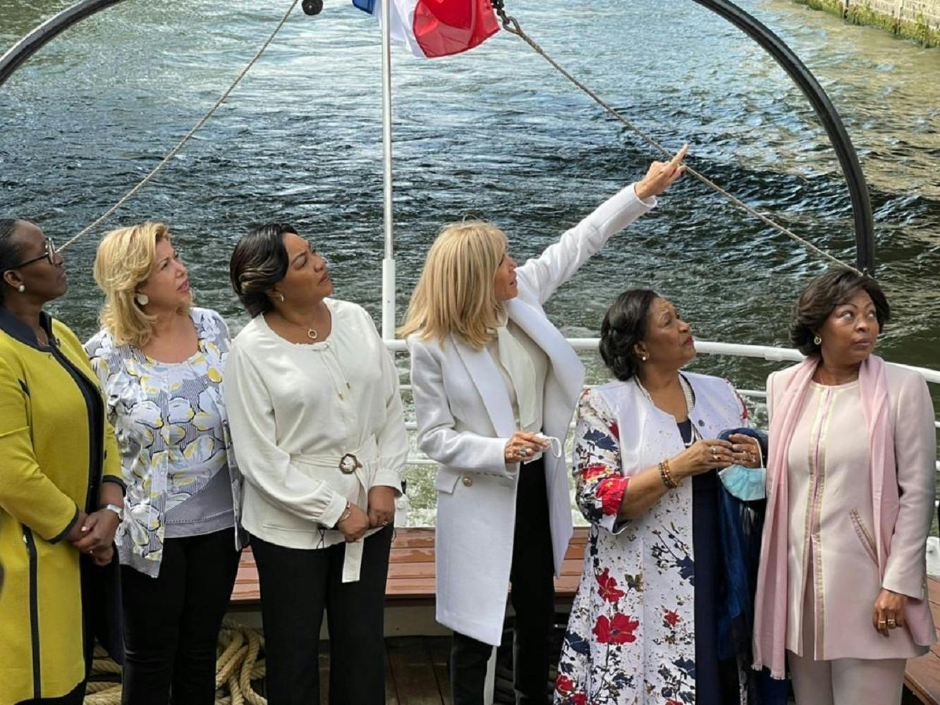 France : Les premières dames s’offrent une heure de croisière sur Seine (sommet, financement des économies africaines postCOVID)