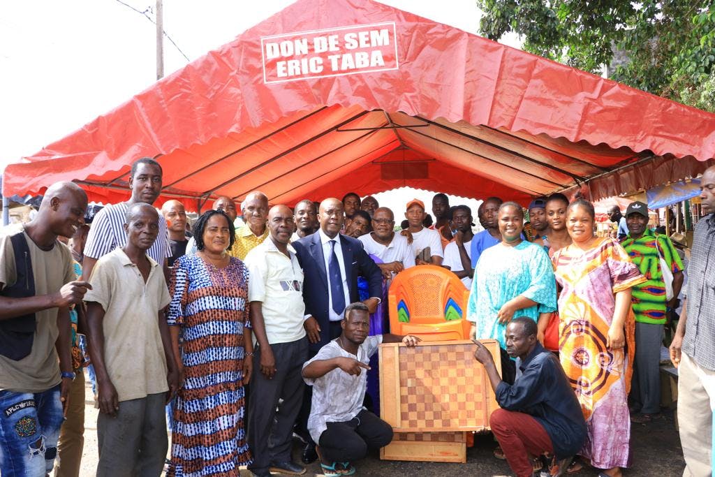 Abidjan – II Plateaux Les Oliviers : ÉRIC TABA offre damiers, bâches et chaises à une association (Côte d’Ivoire)