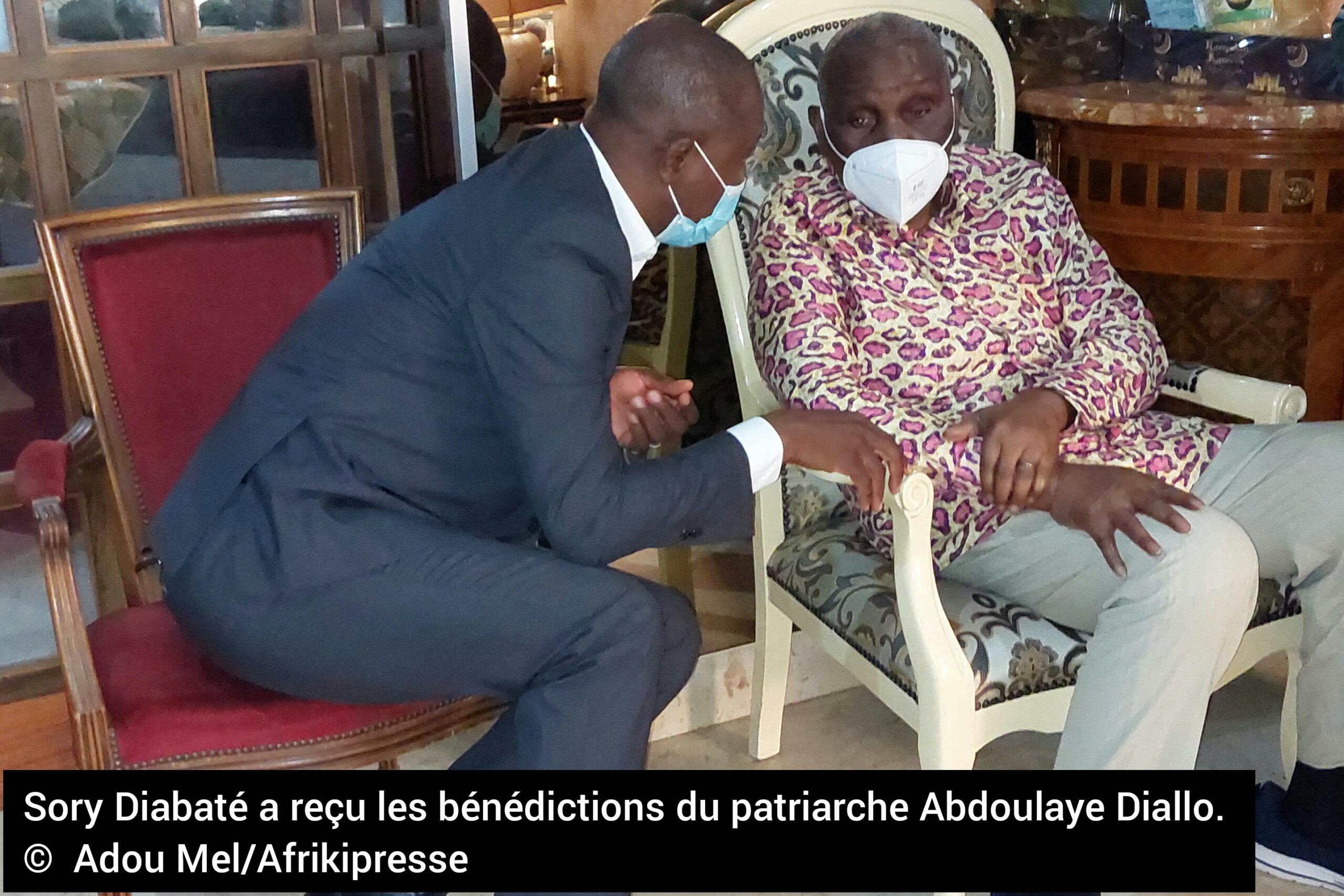 Élections à la FIF : Sory Diabaté en visite chez Abdoulaye Diallo reçoit les bénédictions du père de Sidy Diallo