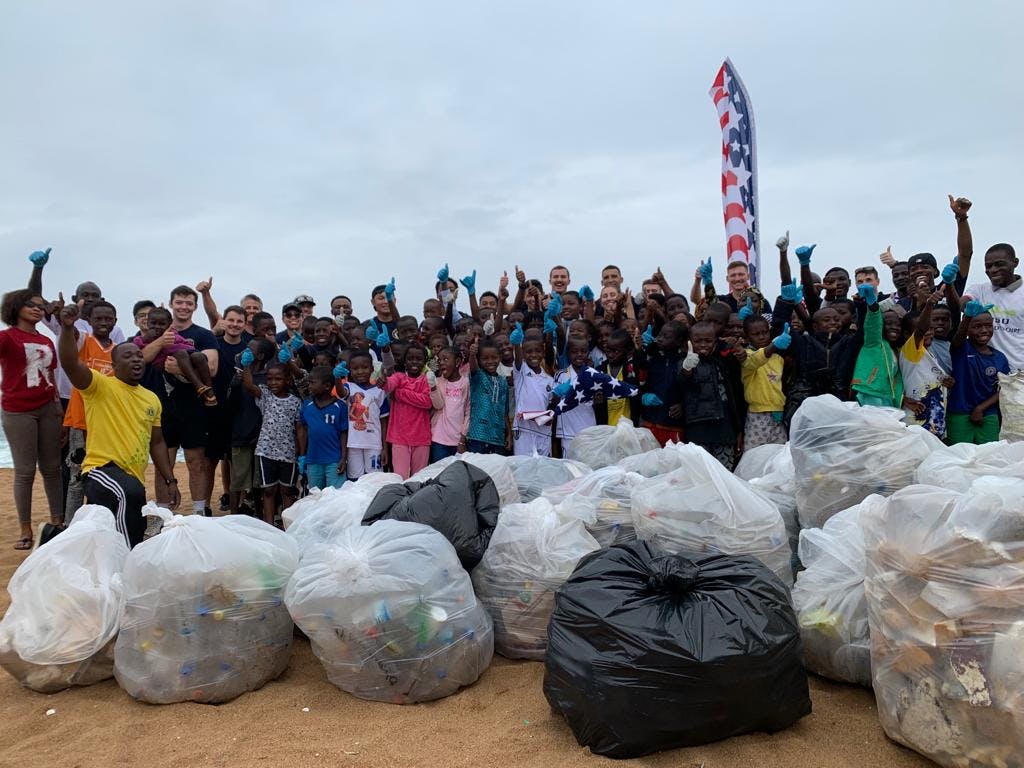 Côte d’Ivoire : l’équipage du navire américain Mohawk participe au nettoyage de la plage de Vridi Canal