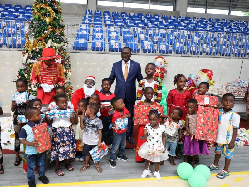 Arbre de Noël au “Temple du Taekwondo” : le ministre Danho Paulin donne le sourire à plus de 200 enfants 