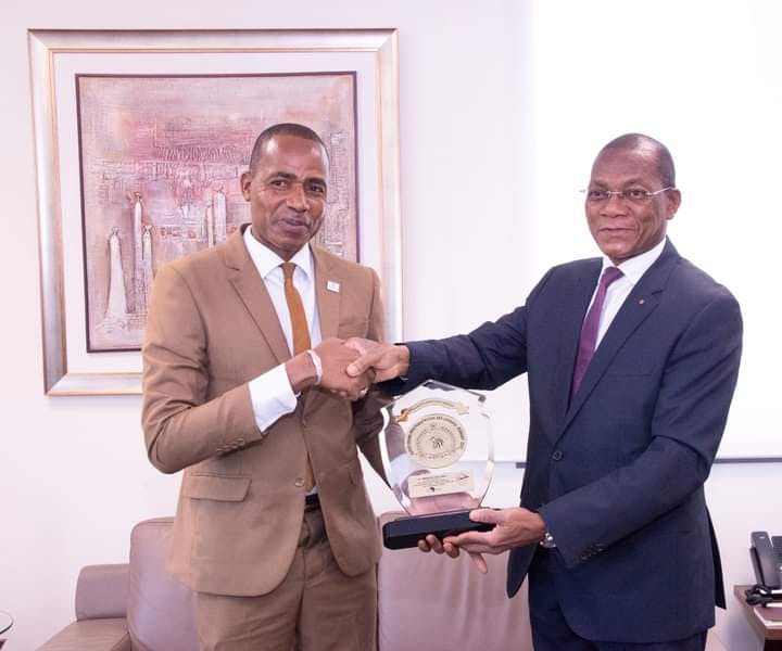 Côte d’Ivoire – Promotion immobilière : Primé au Maroc, Yamoussa Coulibaly présente son trophée au ministre Bruno Koné