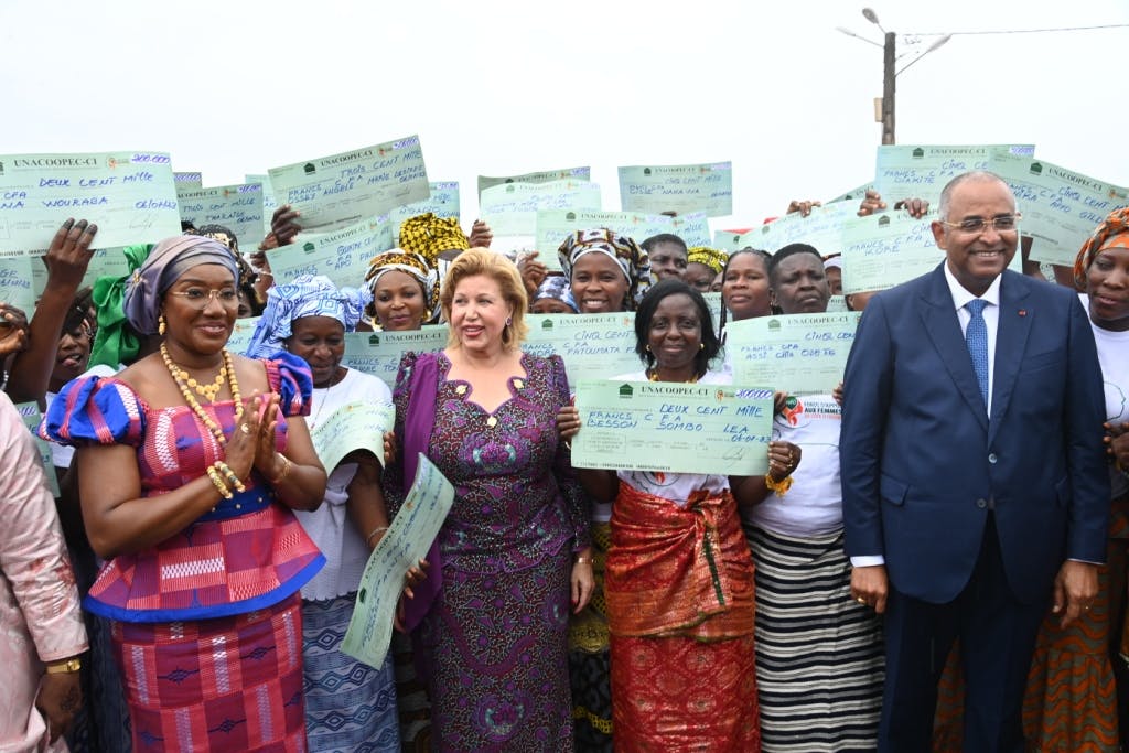Fête des mères 2023 à Adzopé : Mme Dominique Ouattara fait d’importants dons aux femmes de la Mé en présence du couple Achi Patrick