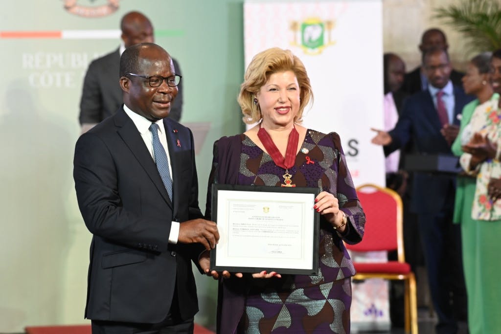 Lutte contre le SIDA-9<sup>e</sup> CNLS: Mme Dominique Ouattara reçoit les distinctions de la Nation et faite Commandeur de l’Ordre de la Santé, son plaidoyer