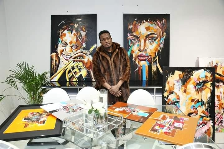 Entretien avec le peintre ivoirien David Norrocos : il a offert une toile et du matériel de peinture à l’hôpital Nord de Franche-Comté