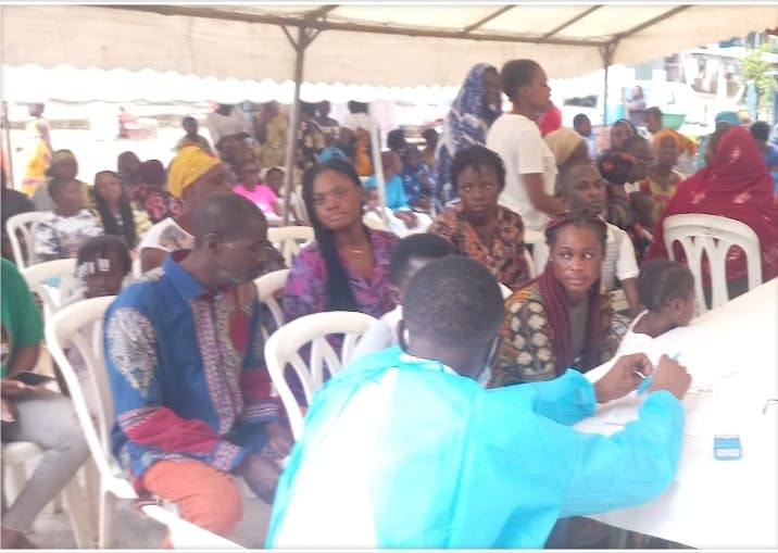 Cocody : Éric Taba offre des consultations médicales gratuites à 4000 personnes à Angré et Dokui
