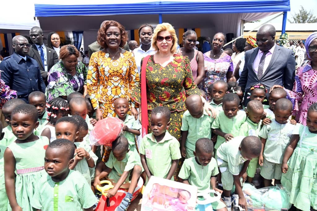 Rentrée scolaire 2023-2024 en Côte d’Ivoire : Mme Dominique Ouattara a lancé la distribution de 15000 kits scolaires de la Fondation Children Of Africa à Grand-Bassam, son message aux enseignants, parents et élèves 