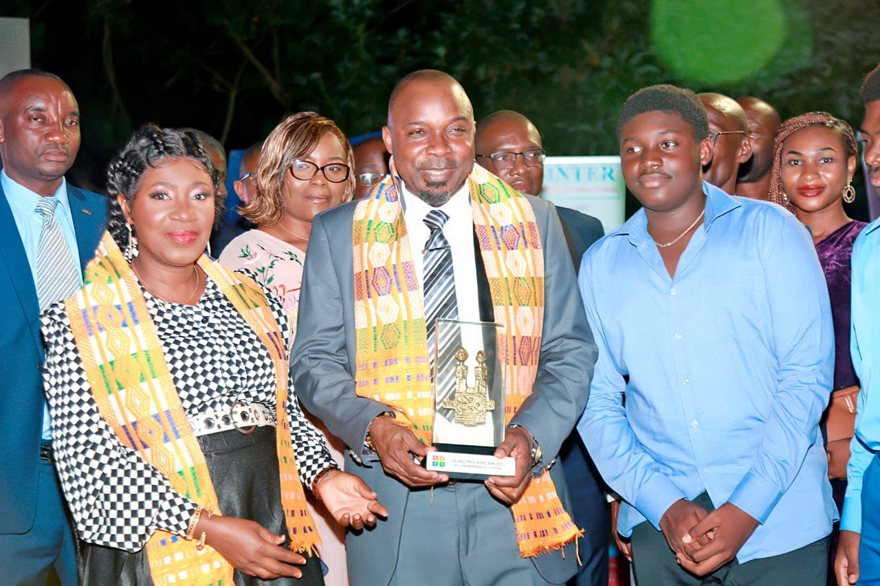 Côte d’Ivoire : Dégboué Yao Euloge reçoit le Grand Prix Africain du Manager Citoyen 