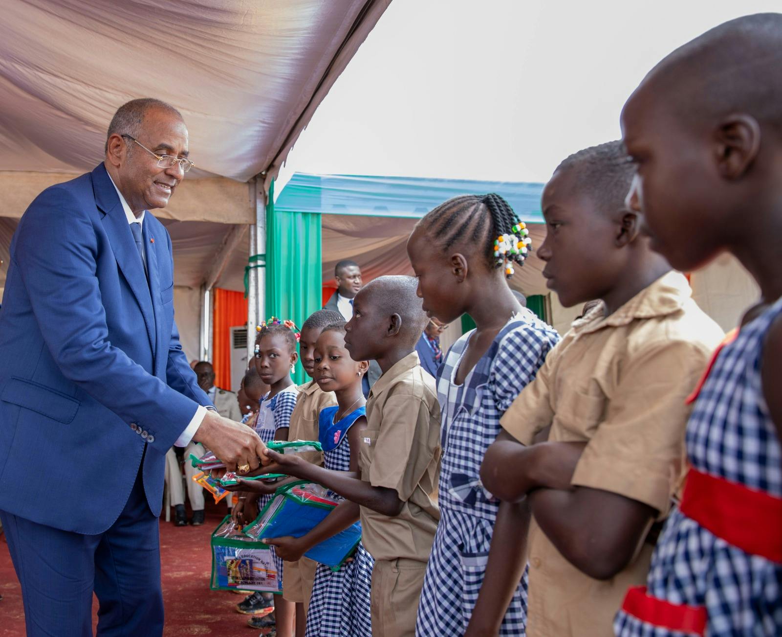 Côte d’Ivoire:  Patrick Achi lance l’opération de distribution de 3 769 663 kits scolaires