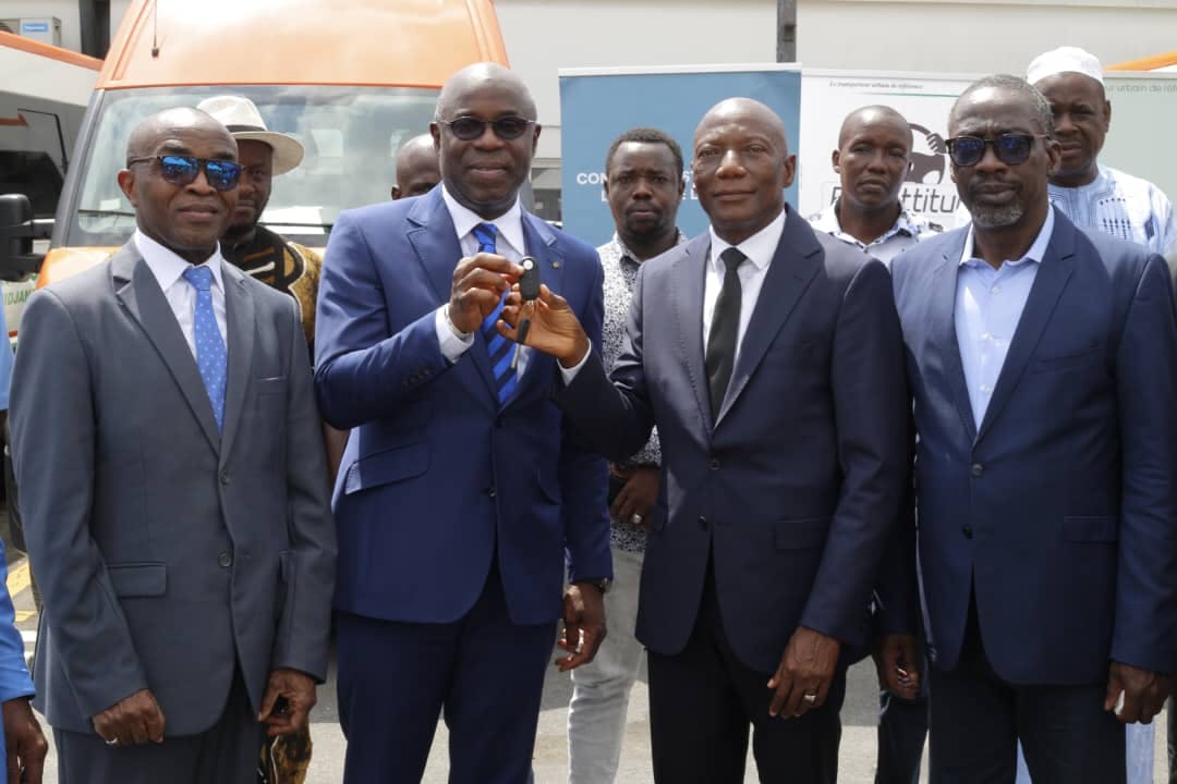 Côte d’Ivoire : les 15 derniers gbakas « L’Abidjanais » remis aux transporteurs