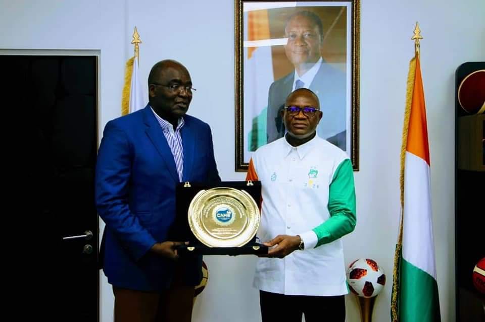 Handball – Côte d’Ivoire : Dr Mansourou Aremou chez le ministre Adjé Silas Metch