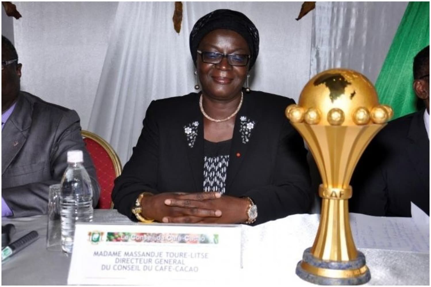 Football : le trophée de la CAN 2015 continue de faire le tour à Abidjan