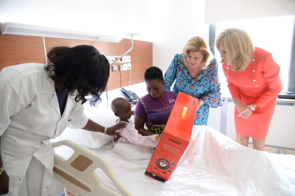 Brigitte Macron émerveillée de ce qu’elle a vu l’Hôpital Mère-Enfant de Bingerville (Côte d’Ivoire)