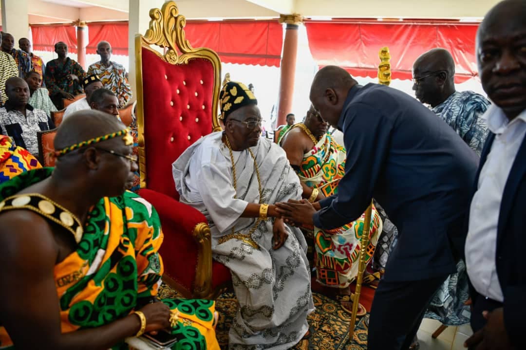 Hommage de l’Indénié-Djuablin : le Roi Nanan Boa Kouassi III de l’Indénié et la Royauté font des bénédictions pour le Président Alassane Ouattara