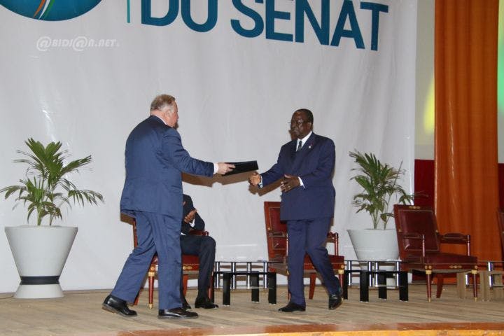 Ahoussou reçoit le fac-similé de la constitution française avec la signature d’Houphouët  (forum du Sénat, Côte d’Ivoire)