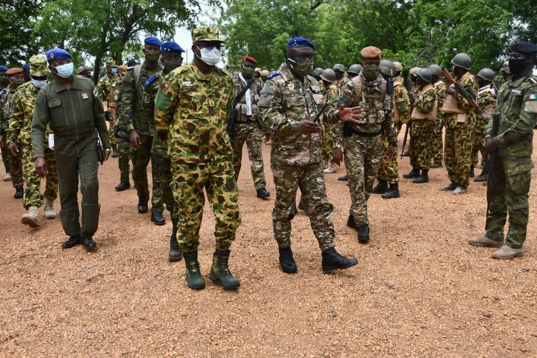 Opération de lutte anti-terroriste, baptisée ‘’COMOE 2020‘’ : Les patrons de l’armée ivoirienne et burkinabè saluent   la franche collaboration entre leurs  forces