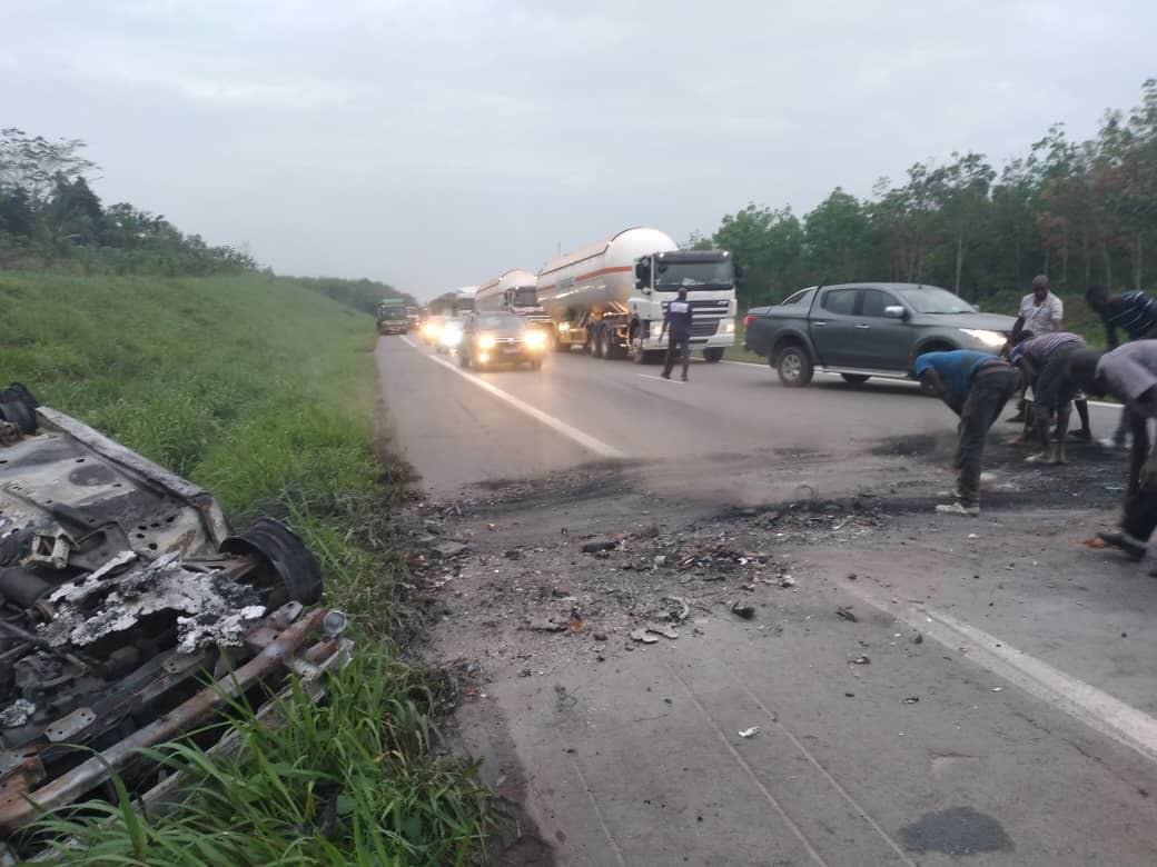 Autoroute du Nord : une voiture calcinée près de  Élibou (Côte d’ivoire)