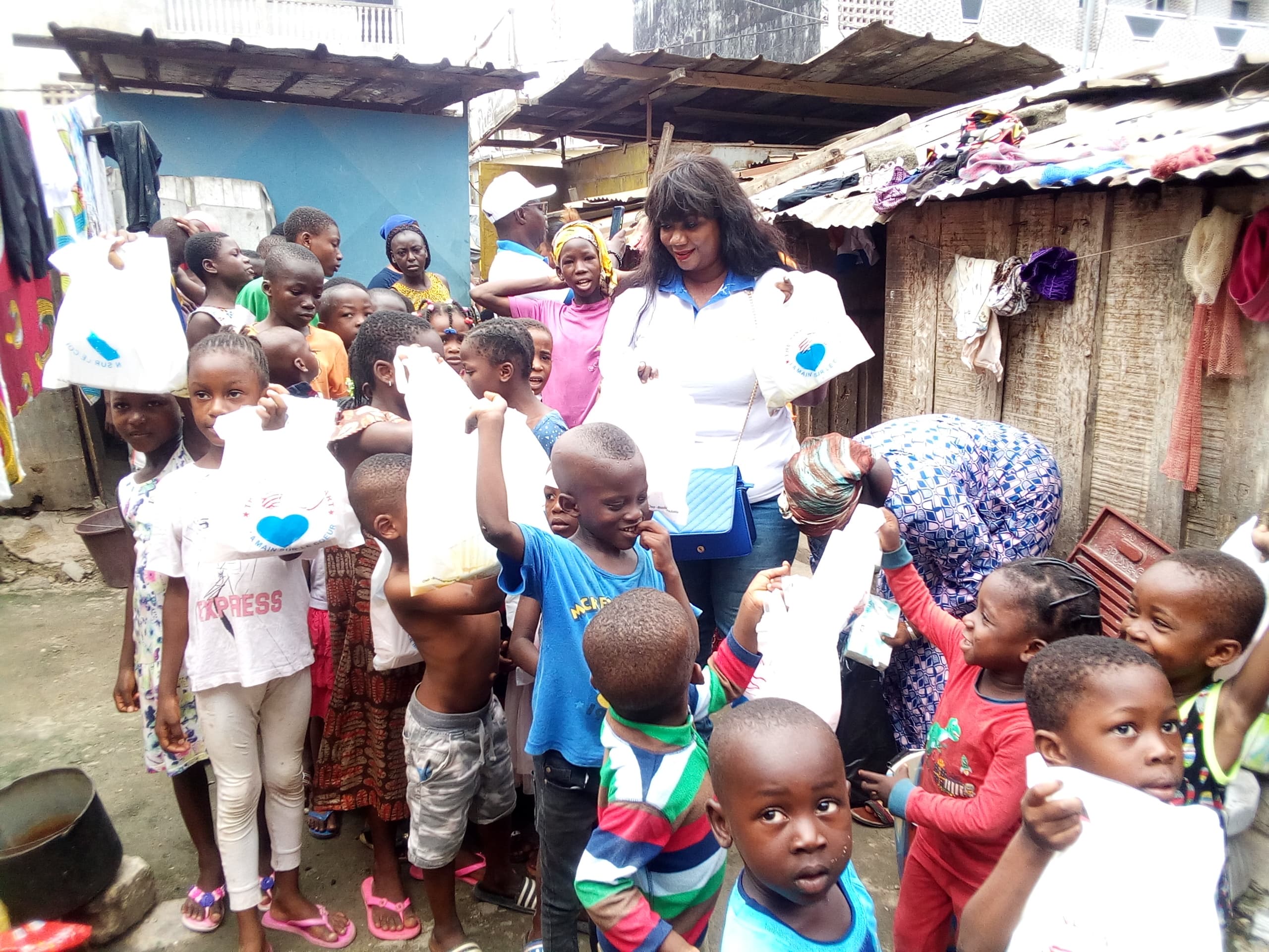 Côte d’Ivoire : 300 enfants défavorisés reçoivent des kits alimentaires (Ong La main sur le cœur)