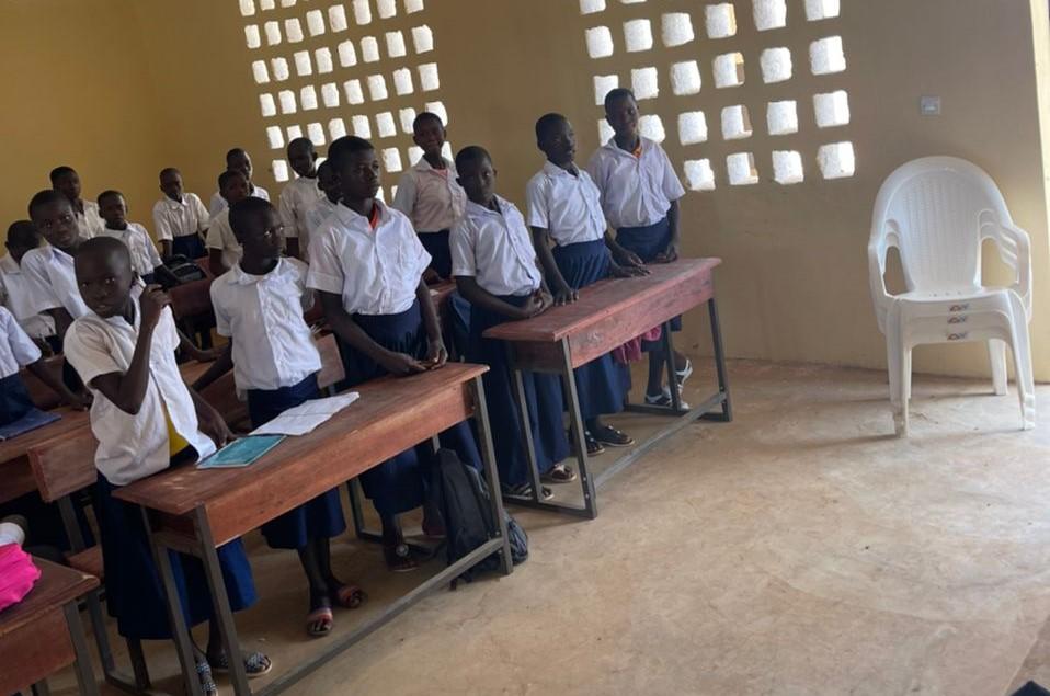 Côte d’Ivoire: une entreprise offre 60 kits scolaires aux élèves du lycée de jeunes filles de M’Bengué