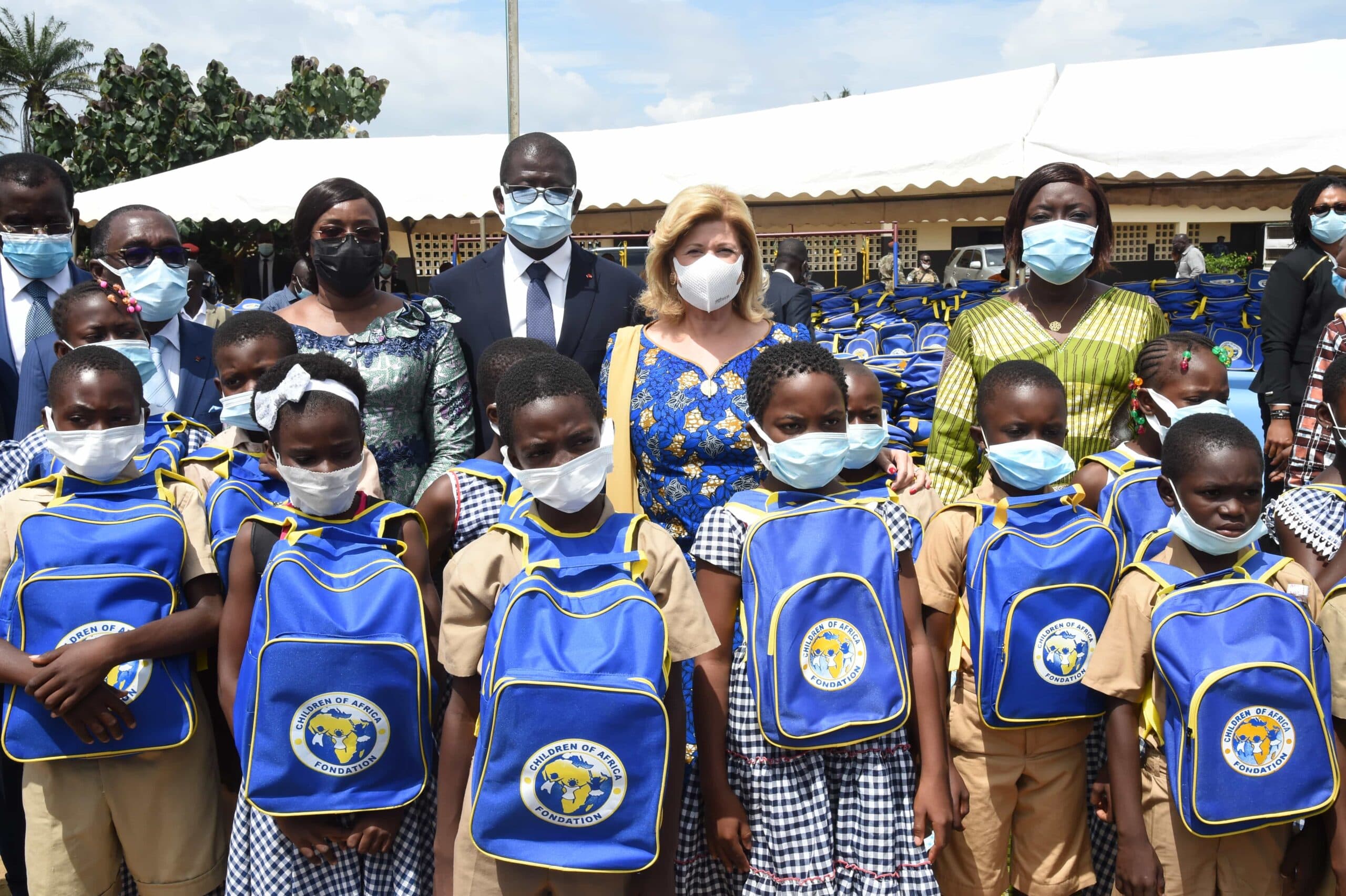 Rentrée scolaire 2021-2022 : Dominique Ouattara lance la campagne officielle de distribution  nationale des kits scolaires à Adiaké  (Côte d’Ivoire)