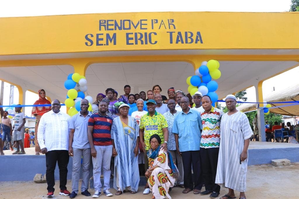 Abidjan-Cocody : Éric Taba rénove le préau de la cité présidentielle et fait des dons aux habitants (vivre-ensemble)