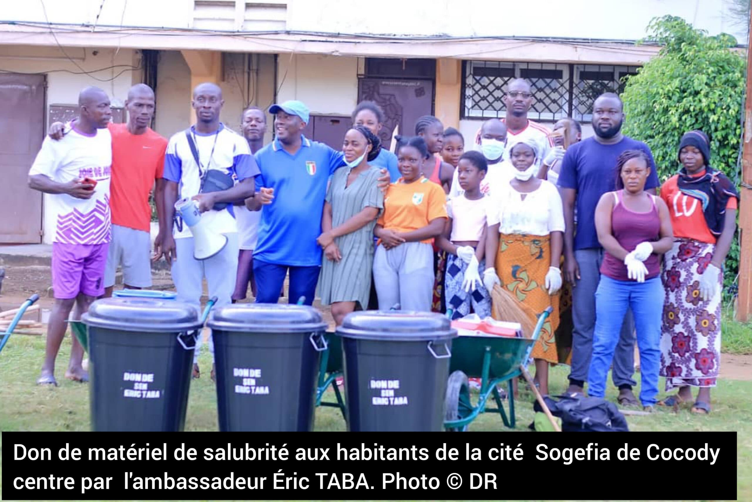 Salubrité-Cocody : Éric Taba offre du matériel à la jeunesse de la cité Sogefia (Côte d’Ivoire)