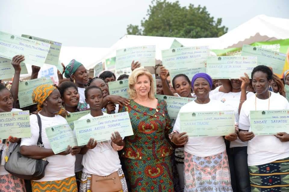 Côte d’Ivoire : La Première Dame Dominique Ouattara et les femmes, 10 ans d’entraide et de solidarité (FAFCI)