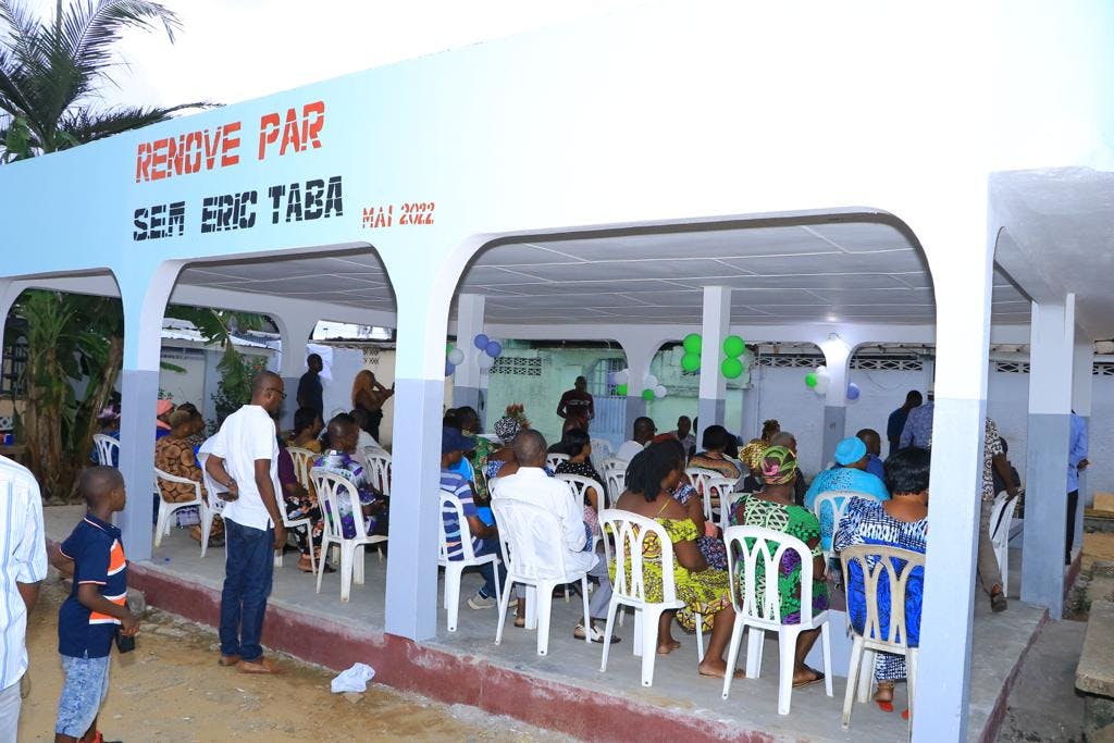 Abidjan – Cocody Saint Jean : Eric Taba restaure le préau de la cité château d’eau (Côte d’ivoire)