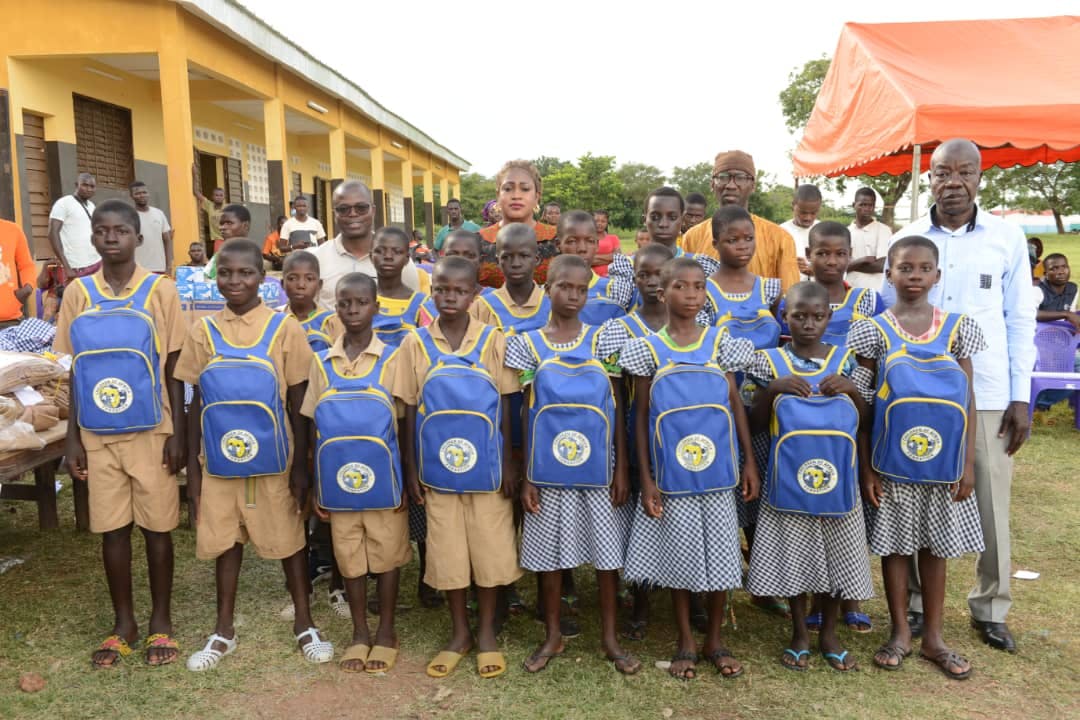 <strong>Côte d’Ivoire : La Fondation Tchépé remet 500 kits scolaires aux élèves de Ponvogo à Korogho</strong>