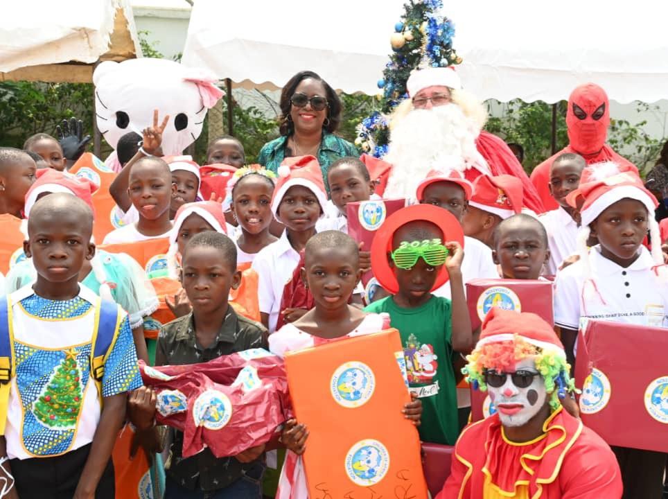 Arbre de Noël 2022 : les enfants du Groupe Scolaire d’Excellence Children Of Africa d’Abobo comblés de cadeaux (Dominique Ouattara)