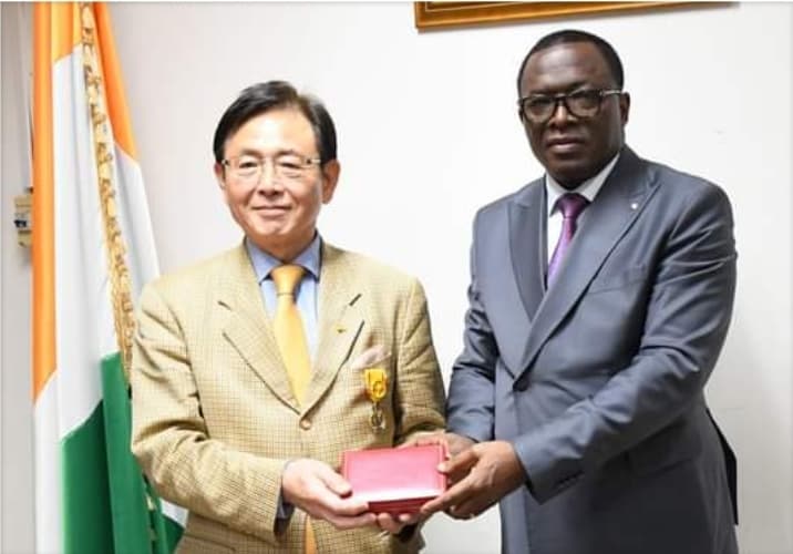 Coopération Côte d’Ivoire-Corée du Sud : pourquoi Kim Young Mok a été décoré par Danho Paulin 