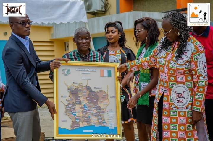 Culture – Insaac : les étudiants de la 27e promotion du Cfpac offrent un tableau à Éric Taba