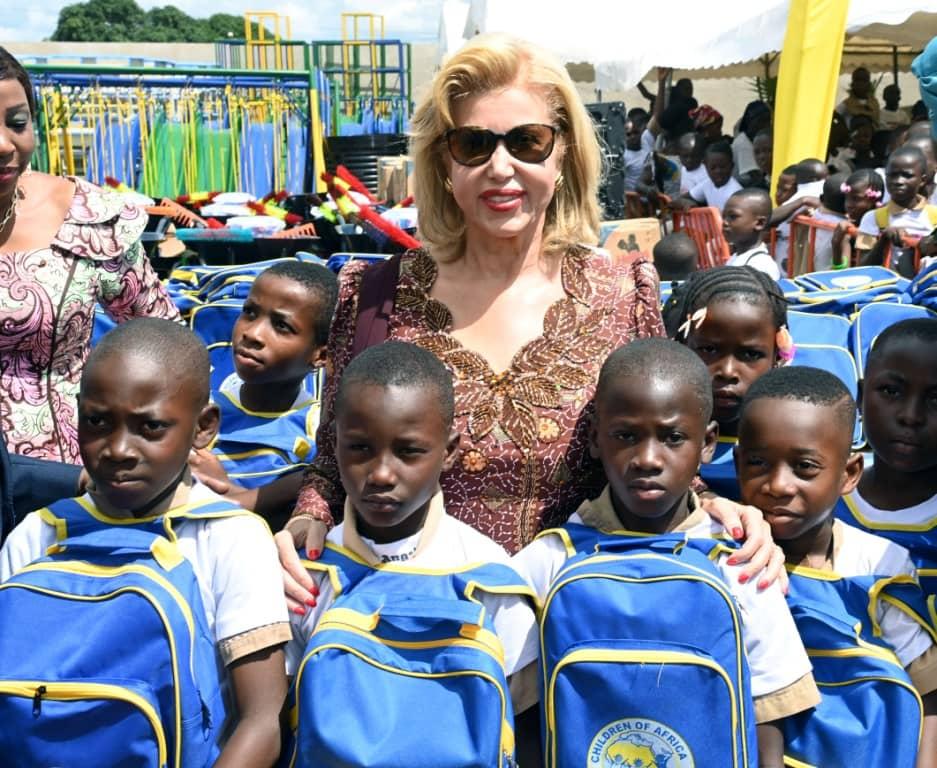 Rentrée scolaire 2024-2025 : Dominique Ouattara lance la campagne de distribution des Kits scolaires de la Fondation Children Of Africa à Bouaké, la gratitude du maire Amadou Koné