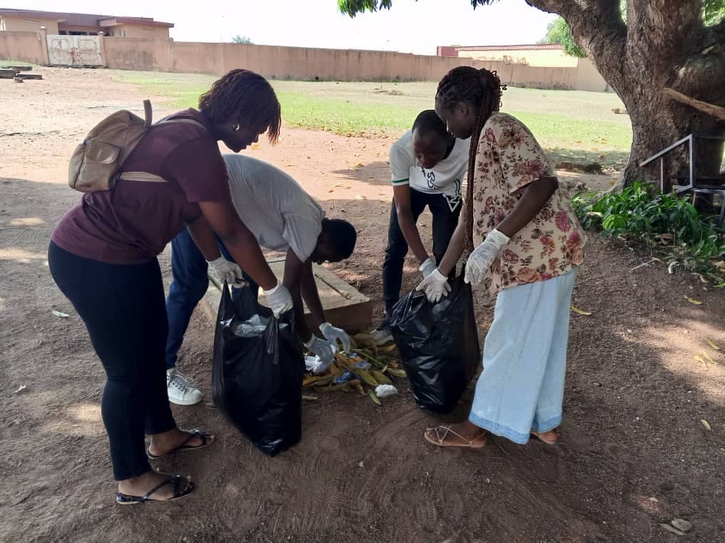 Journée internationale des bénévoles : l’AVF organise une opération de salubrité sur le campus 2 de l’Université Alassane Ouattara de Bouaké