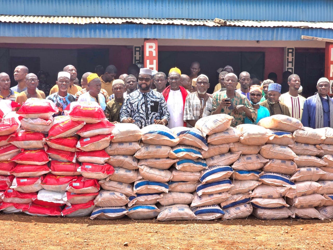 Ramadan 2025 à Sandégué : OUATTARA Aboubakar offre 6 tonnes de vivres et 700 000 FCFA pour soutenir les populations